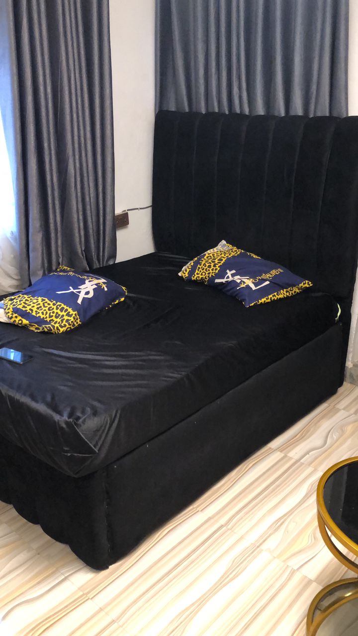 Bed frame with matelas